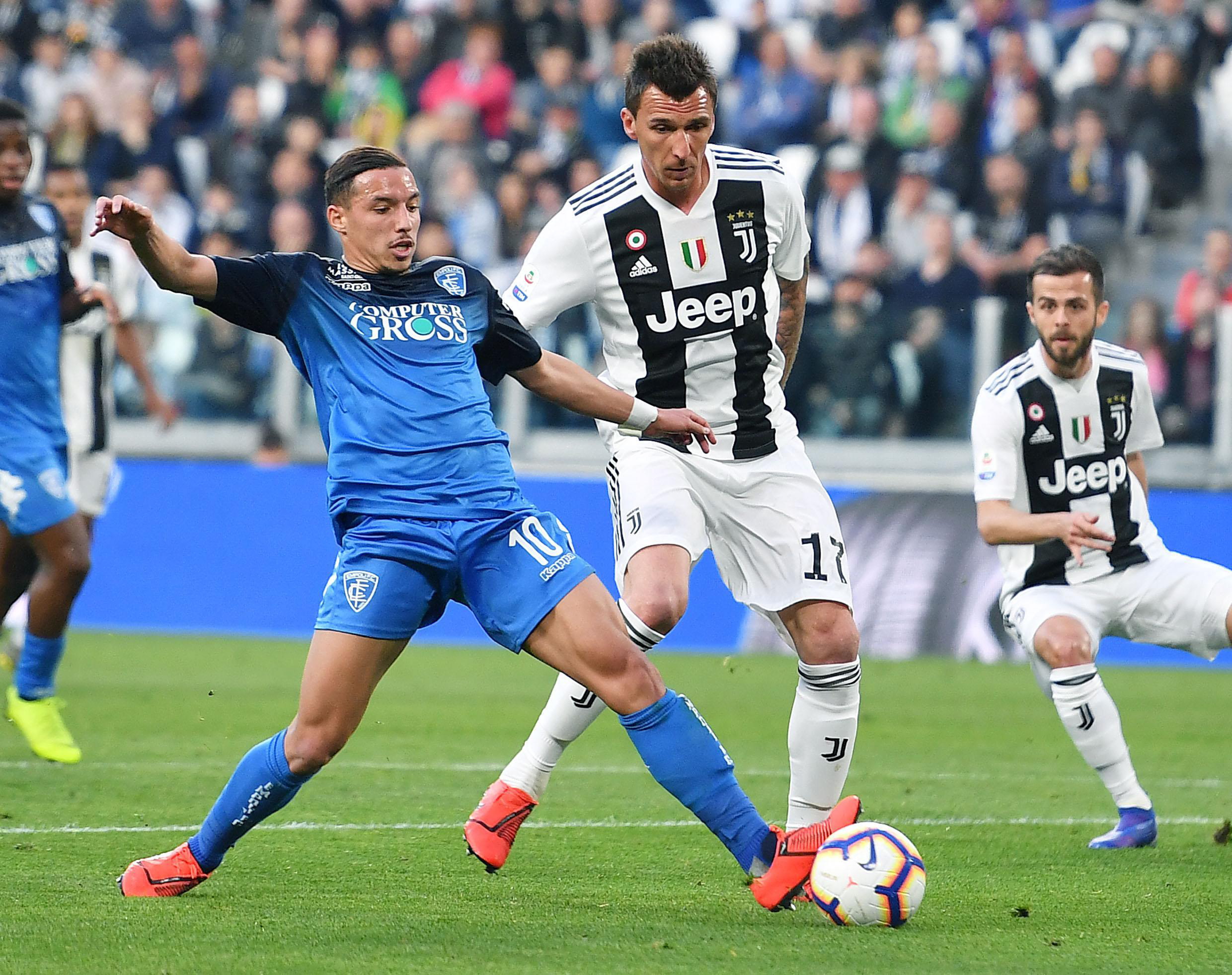 疯狂的足球：米兰门神迈尼昂的盘带合集（AC米兰门神迈尼昂盘带集锦：门将的华丽脚法）