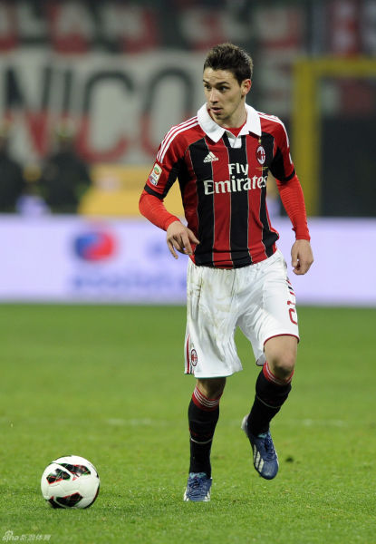 塞维总监：塞维主席小德尔尼多一天在俱乐部工作16小时（塞维总监：主席小德尔尼多每天在俱乐部工作16小时）