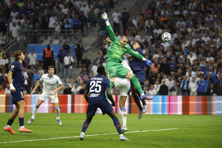 西媒：欧洲没球队愿满足维尼修斯薪资要求，和沙特没正式协议（西媒：欧洲俱乐部无人愿匹配维尼修斯薪水，尚未与沙特达成正式协议）