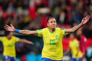 西蒙斯无球可打却成打工人天花板（无球可上场的西蒙斯，却活成了打工人天花板）