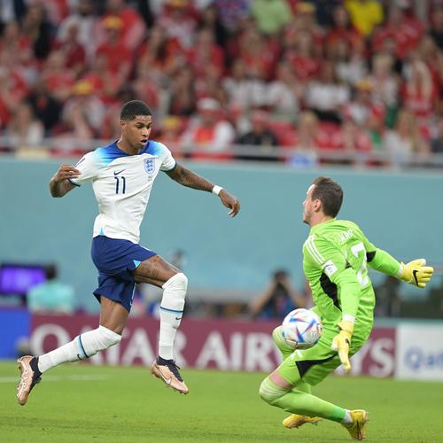 感谢背后的付出，法比奥向国安基地负责洗衣的两位大姐献花（法比奥为国安基地洗衣两位阿姨送花致敬幕后付出）