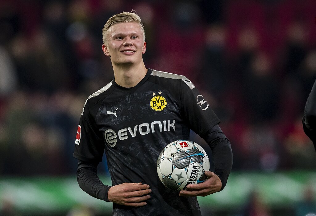 翻修球场，“连滚带爬”为的是“从从容容”（修缮球场，眼下“快马加鞭”，只为将来“从容不迫”）