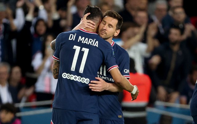 欧冠半场：里奥斯乱战破门，本菲卡暂1-0那不勒斯（欧冠半场战报：里奥斯混战中破门，本菲卡暂以1-0领先那不勒斯）