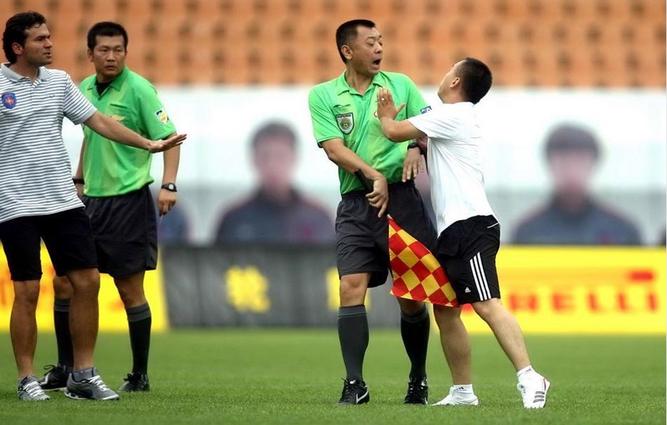 骄傲容易滋生狭隘，亚冠是为国出战，所以这个时候中超俱乐部注意配合（谨防自满走向狭隘，亚冠为国而战，中超俱乐部当同心协力）